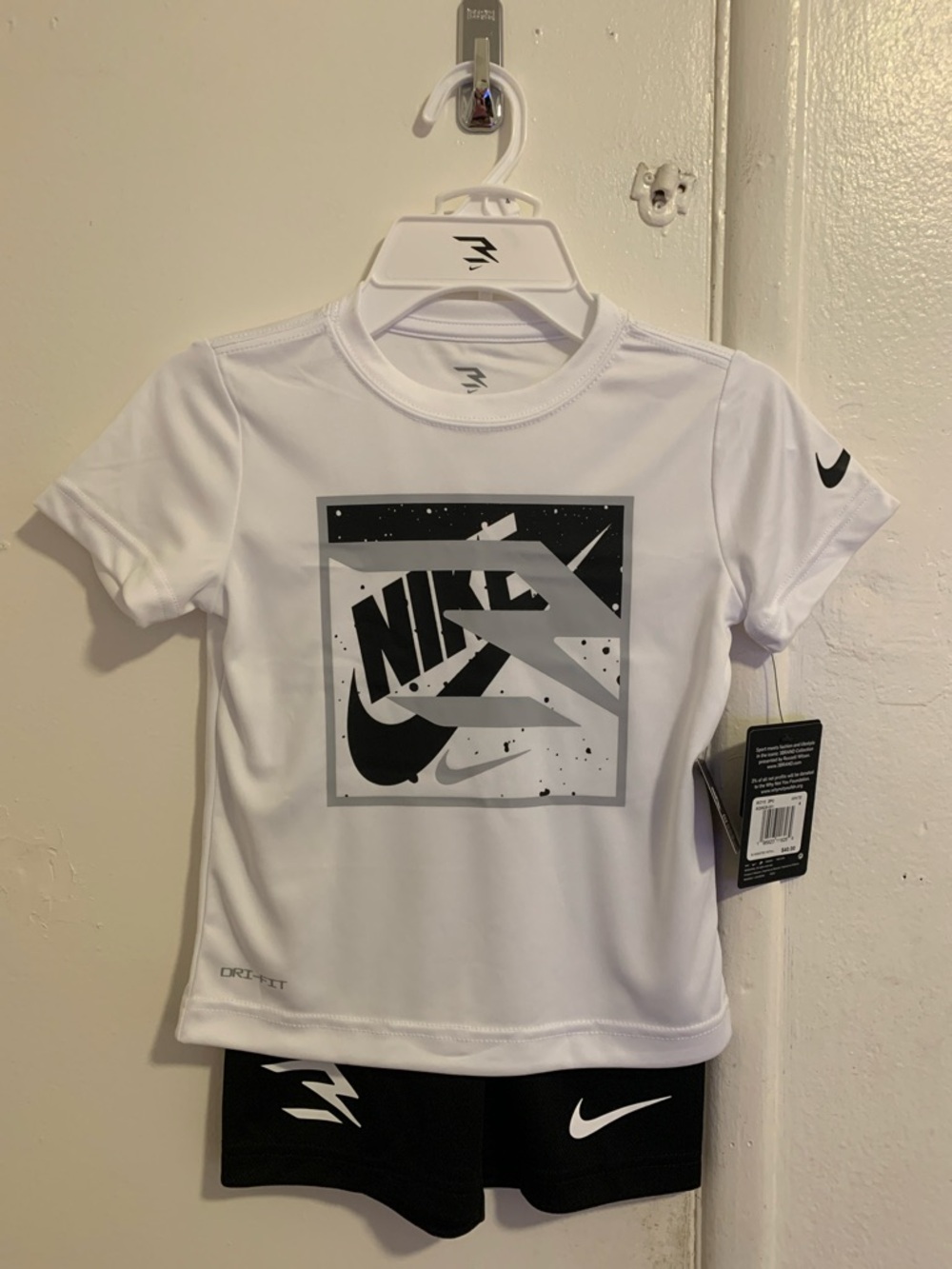 Boys size 4 Nike Russell Wilson 2 piece shorts & tee set! NWT